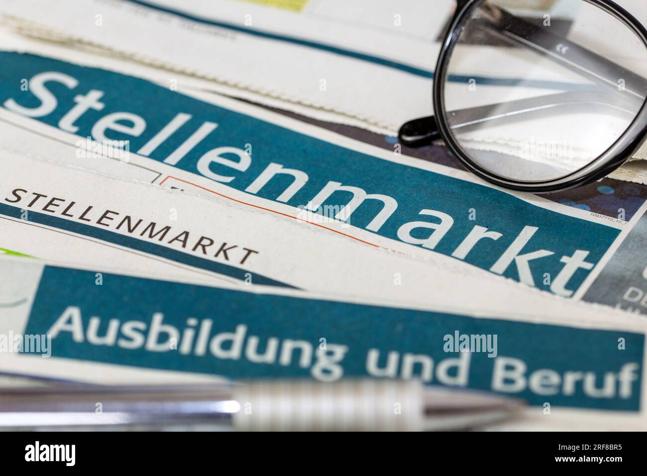 Immagine simbolo del mercato del lavoro in Germania: Ritagli da un giornale Foto Stock