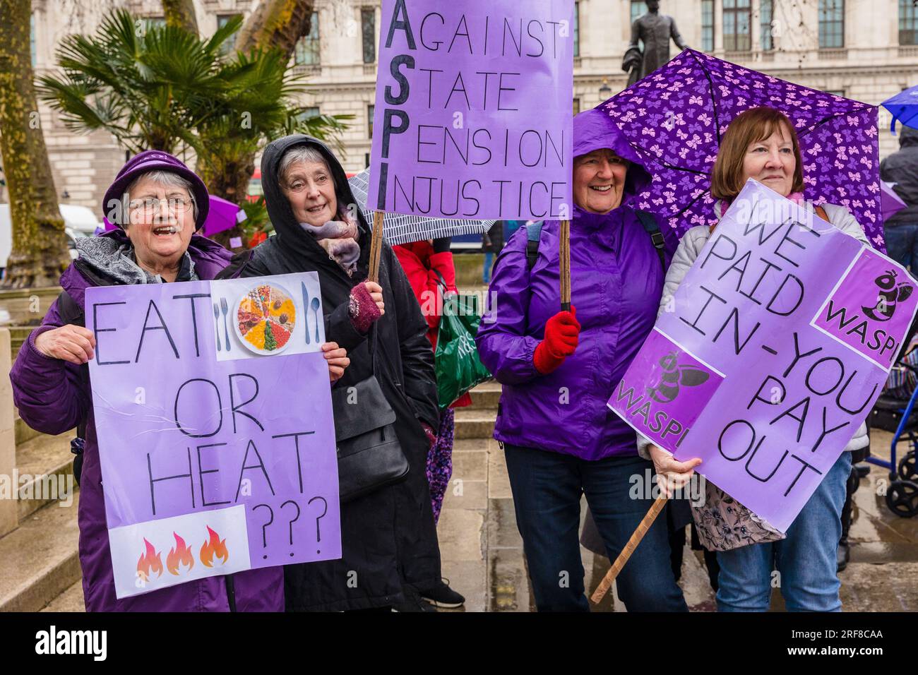 Westminster, Londra, Regno Unito. 8 marzo 2023. Signore Waspi che portano cartelli, che dimostrano la perdita di pensioni per le donne nate negli anni '1950 fuori Foto Stock
