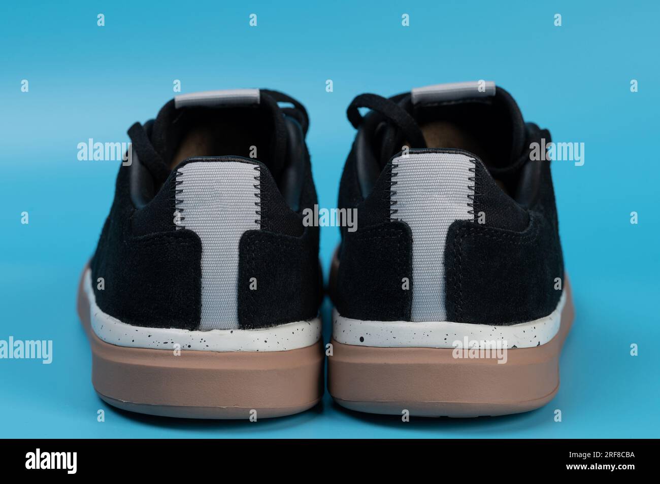 Vista posteriore delle scarpe nere isolate sullo sfondo dello studio Foto Stock