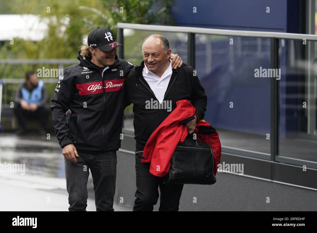 Frederic Vasseur, Team principal della Scuderia Ferrari e Valtteri Bottas della Finlandia alla guida della (77) Alfa Romeo F1 Team Orlen C43 Ferrari durante il Gran Premio del Belgio di Formula 1 MSC Cruises 2023 il 30 luglio 2023 a Francorchamps, in Belgio. Foto Stock