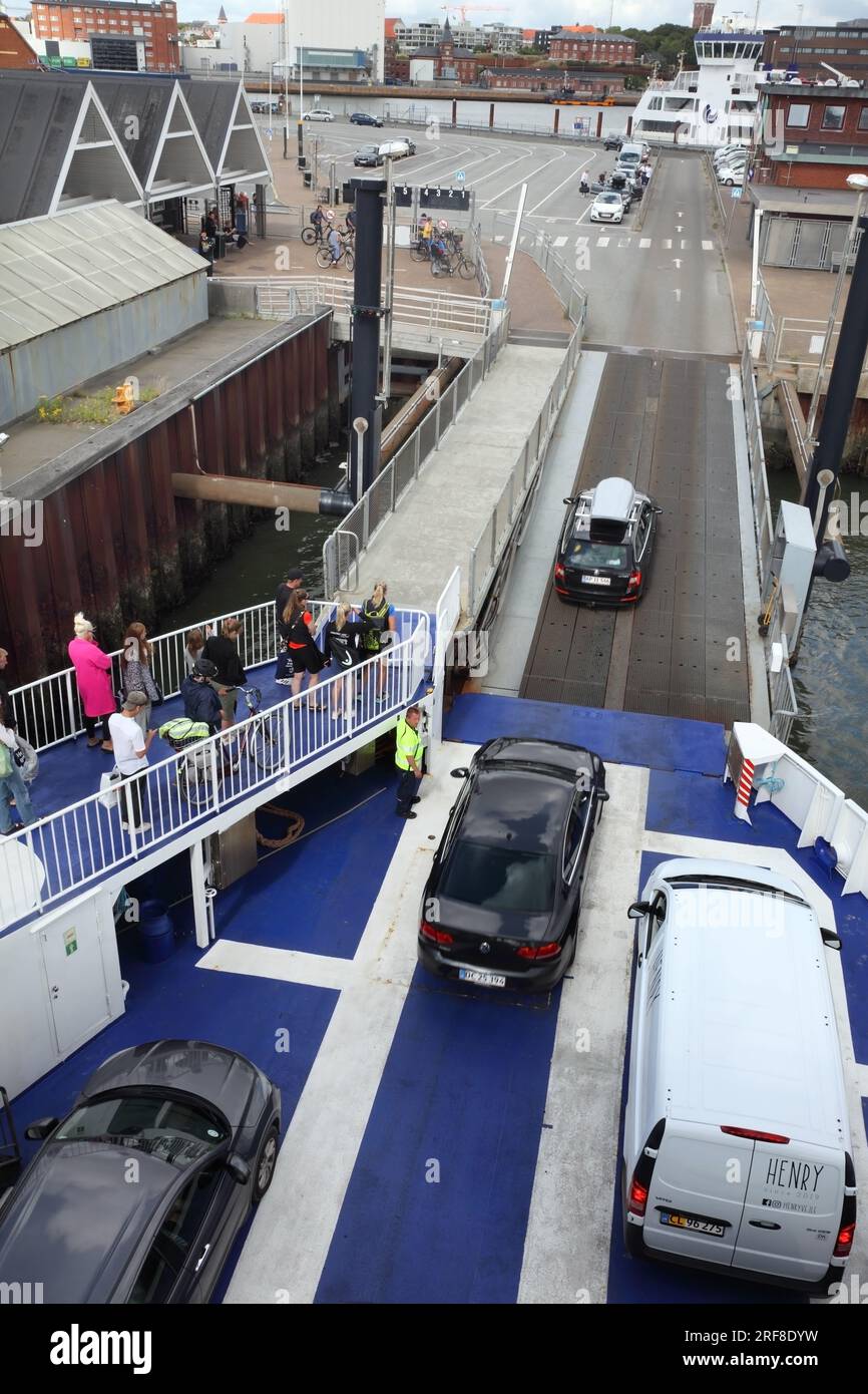 Il traghetto per auto/passeggeri a piedi/ciclista che collega Esbjerg e Fanø/isola di Fano con scarico a Esbjerg, Danimarca. Foto Stock