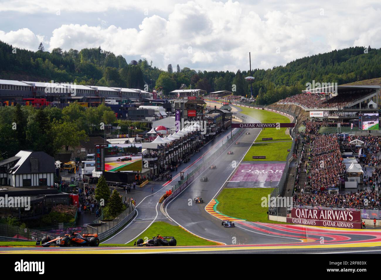 Oscar Piastri dell'Australia alla guida del (81) McLaren F1 Team MCL60 Mercedes e Max Verstappen dei Paesi Bassi alla guida della (1) Oracle Red Bull Racing RB19 Honda RBPT durante il Gran Premio del Belgio 2023 di Formula 1 MSC Cruises il 30 luglio 2023 a Francorchamps, Belgio. Foto Stock