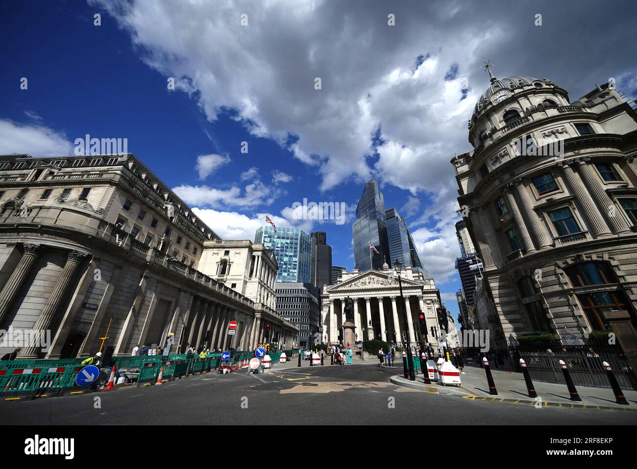 Una visione generale della Banca d'Inghilterra nel centro di Londra. La banca ha scelto la donna che ha guidato la sua risposta alla crisi di Northern Rock per diventare il suo prossimo vice governatore. Sarah Breeden diventerà vice governatore per la stabilità finanziaria quando l'attuale presidente in carica, Sir Jon Cunliffe, si allontanerà dal ruolo, ha detto il Tesoro. Data foto: Martedì 1 agosto 2023. Foto Stock