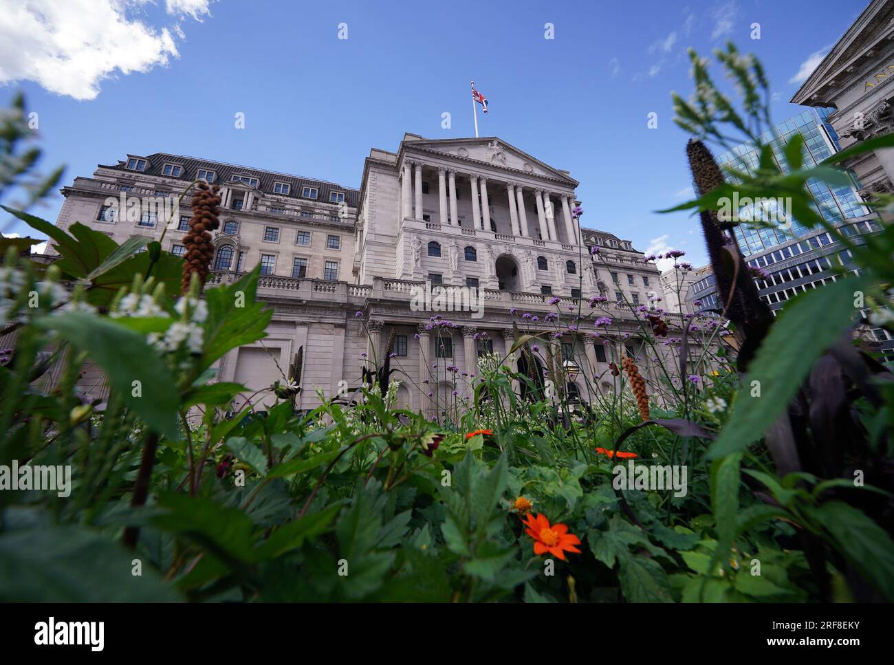 Una visione generale della Banca d'Inghilterra nel centro di Londra. La banca ha scelto la donna che ha guidato la sua risposta alla crisi di Northern Rock per diventare il suo prossimo vice governatore. Sarah Breeden diventerà vice governatore per la stabilità finanziaria quando l'attuale presidente in carica, Sir Jon Cunliffe, si allontanerà dal ruolo, ha detto il Tesoro. Data foto: Martedì 1 agosto 2023. Foto Stock