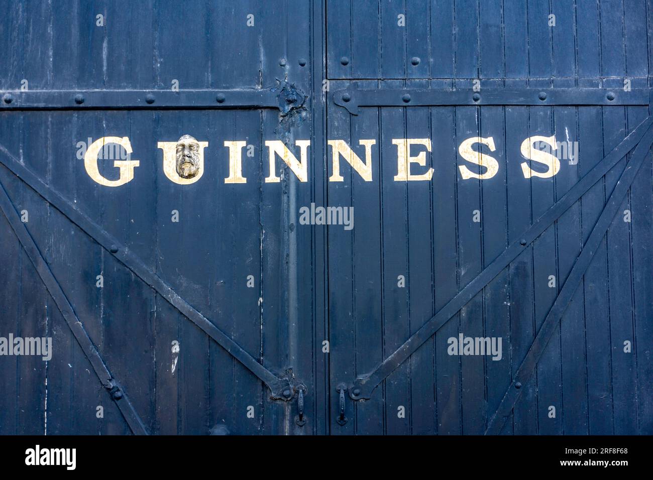 Un cartello Guinness in Thomas Street Dublino, Irlanda, con un volto aggiunto. Foto Stock