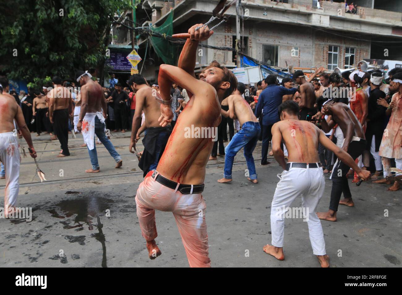 Kolkata, India. 29 luglio 2023. **Warning-Graphic Content*** 29 luglio 2023, Calcutta, India: I musulmani sciiti in lutto si flagellano durante una processione il decimo giorno di Muharram che segna il giorno di Ashura. Il 29 luglio 2023 a Calcutta, in India. (Foto di Dipa Chakraborty/ Eyepix Group/Sipa USA) credito: SIPA USA/Alamy Live News Foto Stock