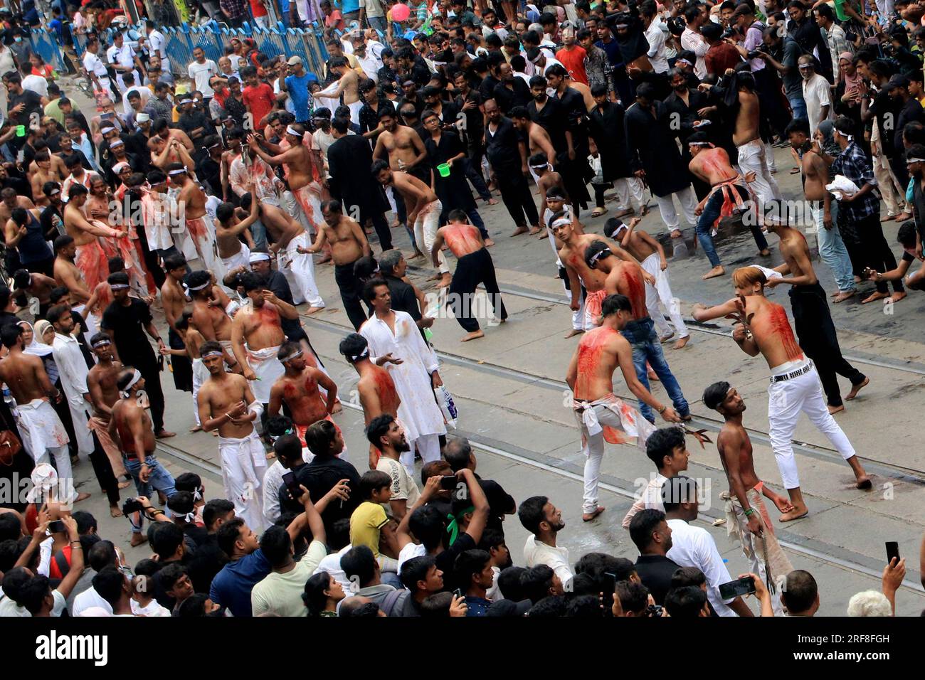 Kolkata, India. 29 luglio 2023. **Warning-Graphic Content*** 29 luglio 2023, Calcutta, India: I musulmani sciiti in lutto si flagellano durante una processione il decimo giorno di Muharram che segna il giorno di Ashura. Il 29 luglio 2023 a Calcutta, in India. (Foto di Dipa Chakraborty/ Eyepix Group/Sipa USA) credito: SIPA USA/Alamy Live News Foto Stock