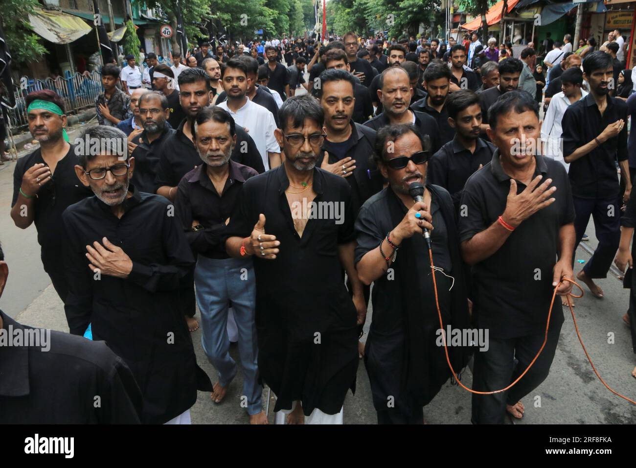 Kolkata, India. 29 luglio 2023. **Attenzione-contenuto grafico*** 29 luglio 2023, Calcutta, India: I musulmani sciiti piangono durante una processione il decimo giorno di Muharram che segna il giorno di Ashura. Il 29 luglio 2023 a Calcutta, in India. (Foto di Dipa Chakraborty/ Eyepix Group/Sipa USA) credito: SIPA USA/Alamy Live News Foto Stock