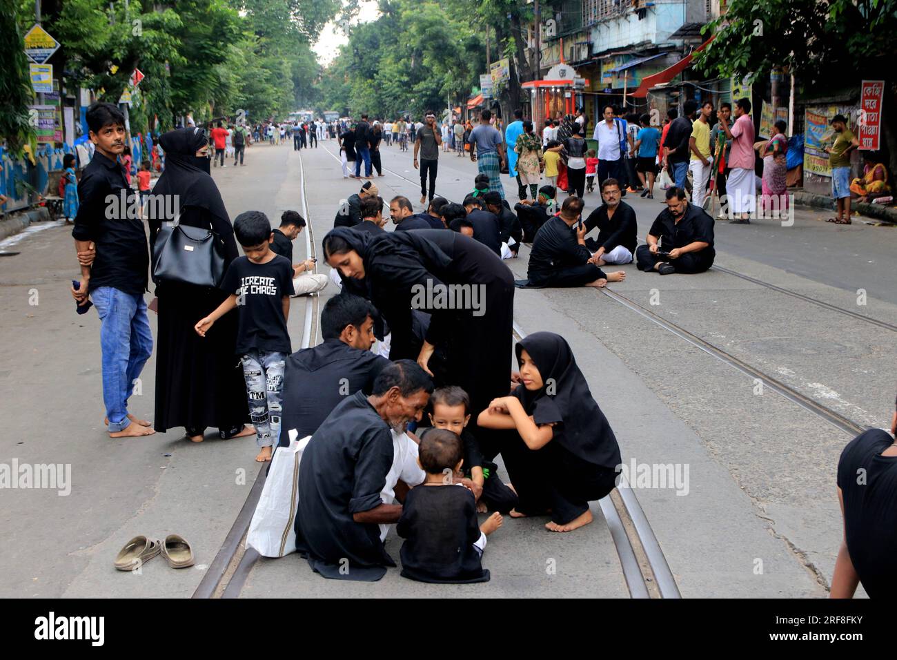 Kolkata, India. 29 luglio 2023. **Warning-Graphic Content*** 29 luglio 2023, Calcutta, India: Una donna musulmana sciita in lutto partecipa a una processione il decimo giorno di Muharram che segna il giorno di Ashura. Il 29 luglio 2023 a Calcutta, in India. (Foto di Dipa Chakraborty/ Eyepix Group/Sipa USA) credito: SIPA USA/Alamy Live News Foto Stock