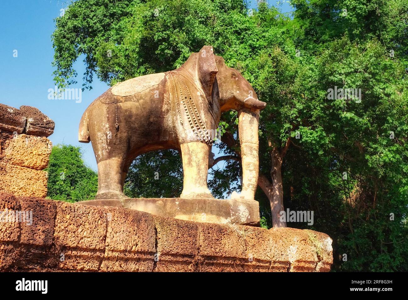 Fotografia che presenta una scultura medievale di elefante trovata a East Mebon, un importante sito archeologico in Cambogia. Foto Stock