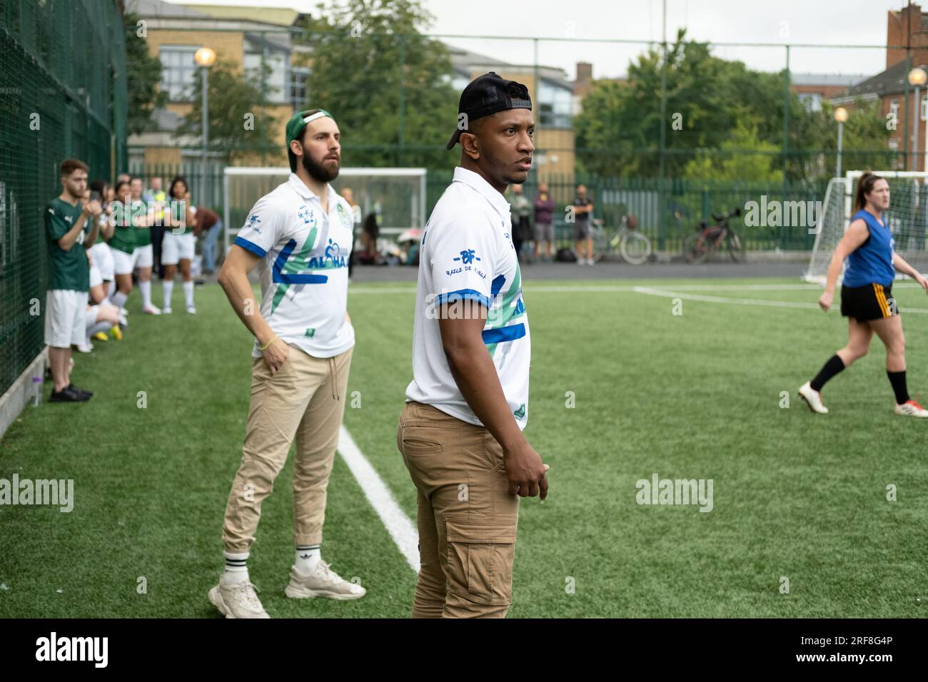 L'allenatore di calcio grida istruzioni alla sua squadra. Foto Stock