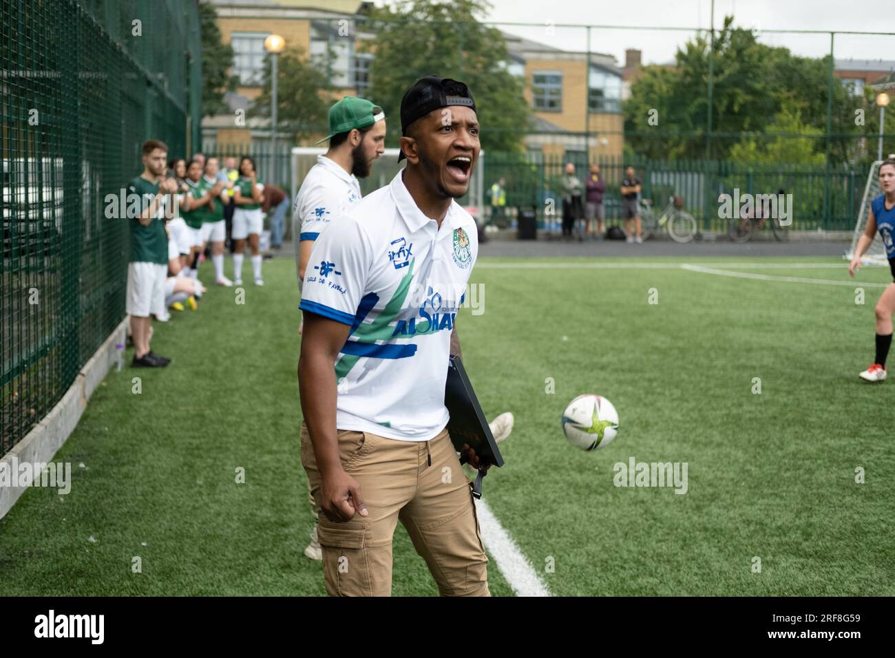 L'allenatore di calcio grida istruzioni alla sua squadra. Foto Stock