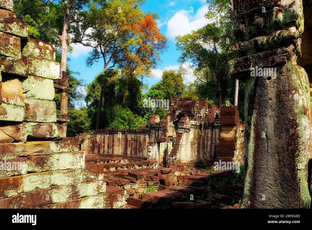 Rovine di antiche strutture nelle foreste cambogiane, la città perduta di Angkor. Foto Stock