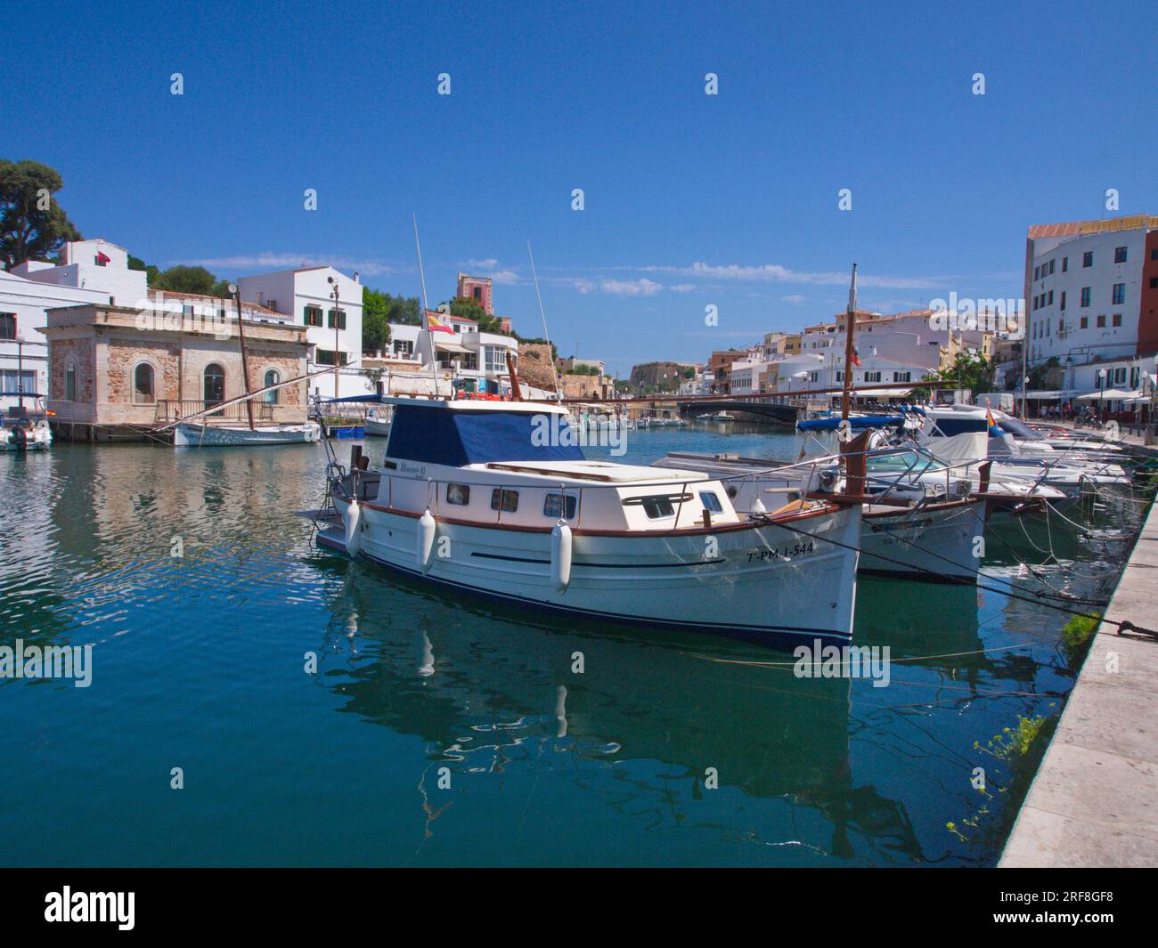 Barche da diporto nel porto di Ciudadela, Minorca. Barcos de recreo en el puerto de Ciudadela, Minorca. Foto Stock