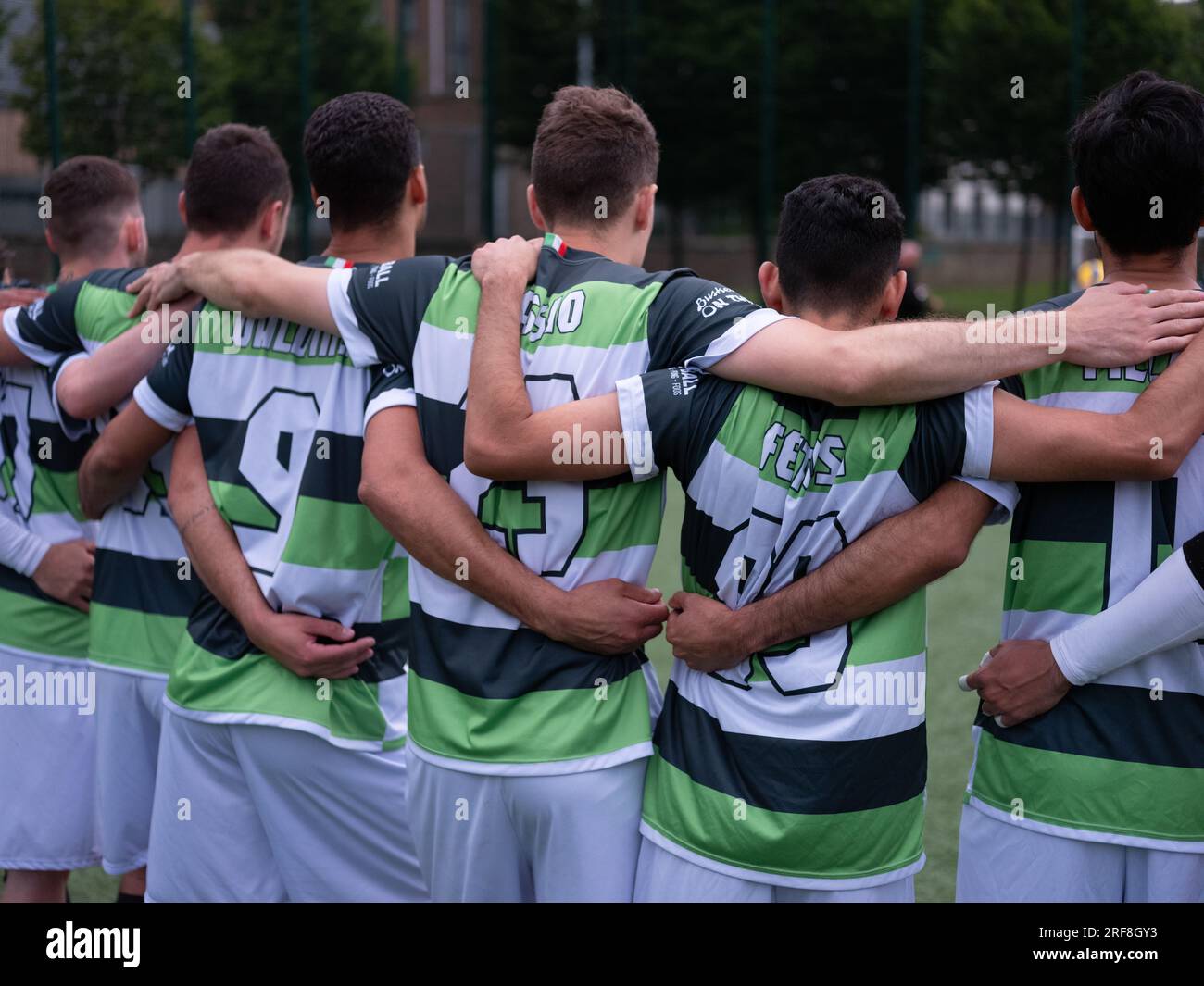 Una squadra di calcio si è ammucchiata insieme durante un tiro di rigore. Foto Stock Una squadra di calcio si è ammucchiata insieme durante un tiro di rigore. Foto Stock