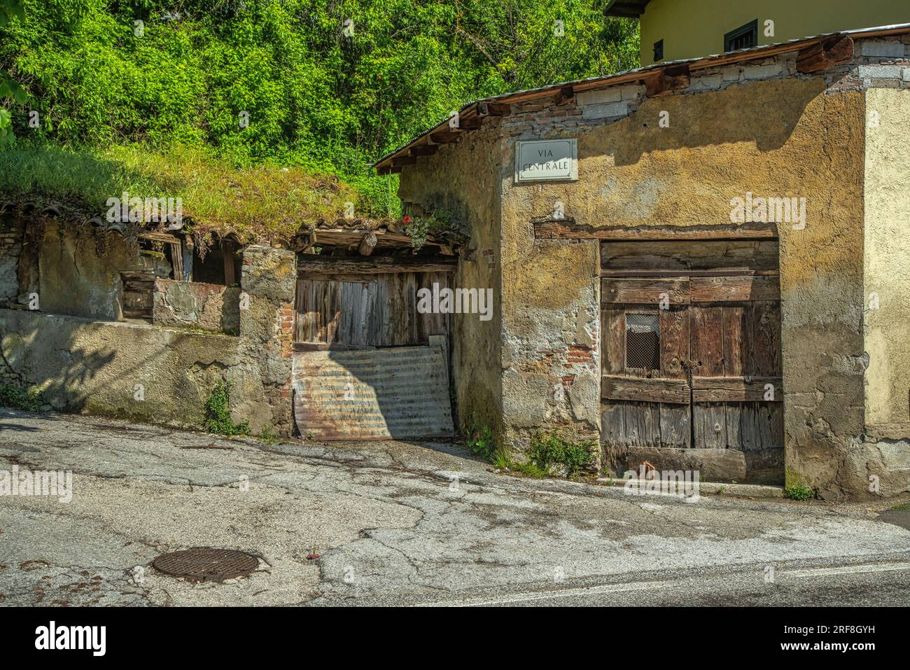 Casa contadina in pietra, architettura rustica spontanea a Preturo. Provincia dell'Aquila, Abruzzo Foto Stock