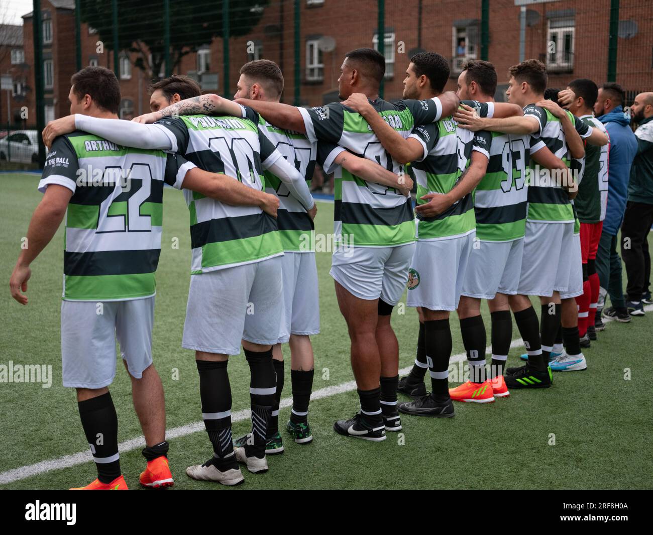 Una squadra di calcio si è ammucchiata insieme durante un tiro di rigore. Foto Stock Una squadra di calcio si è ammucchiata insieme durante un tiro di rigore. Foto Stock