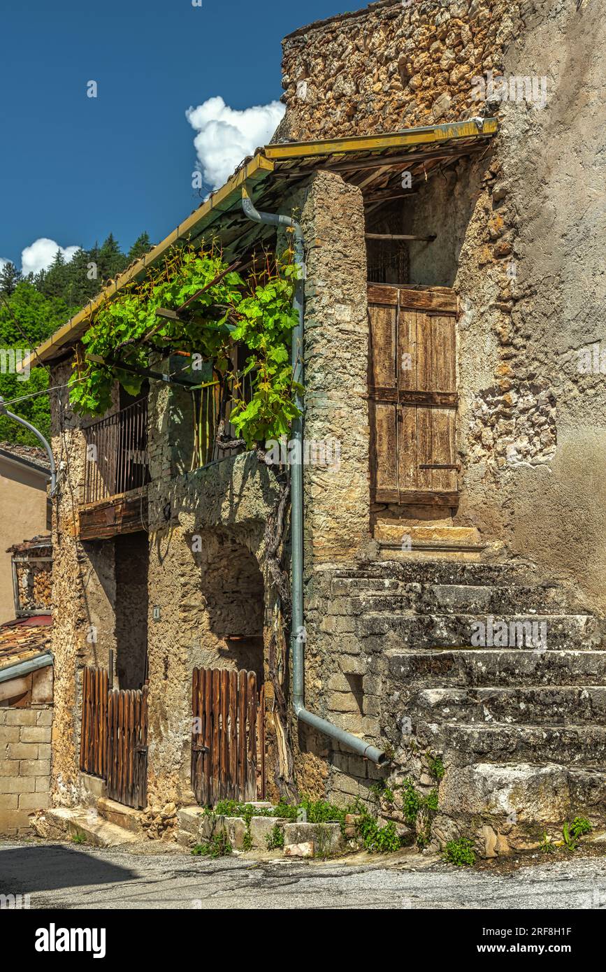 Casa contadina in pietra, architettura rustica spontanea a Preturo. Provincia dell'Aquila, Abruzzo Foto Stock