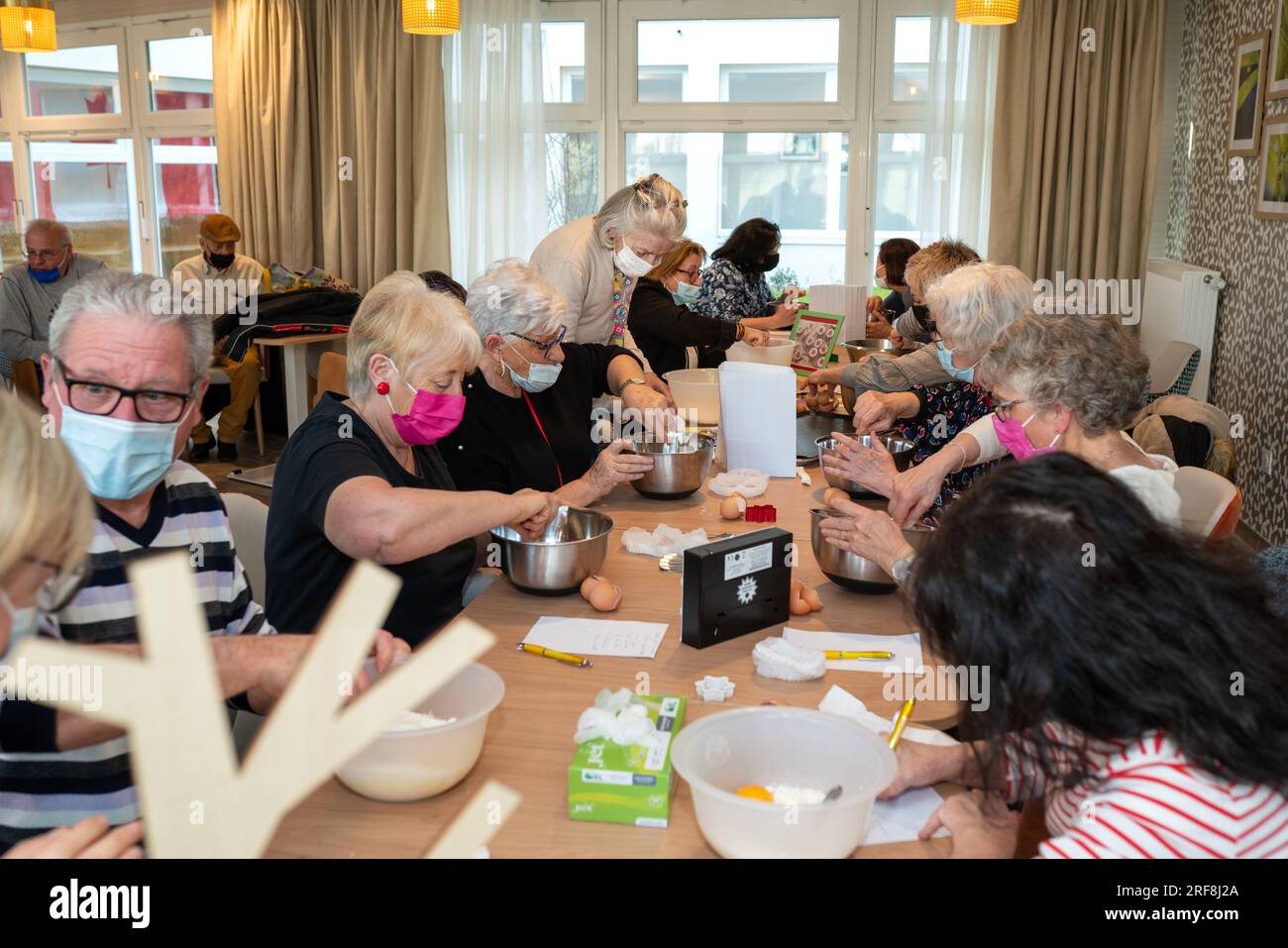 Workshop culinario in un residence di alto livello, animazione, preparazione e degustazione di biscotti allo sciroppo d'acero. Foto Stock