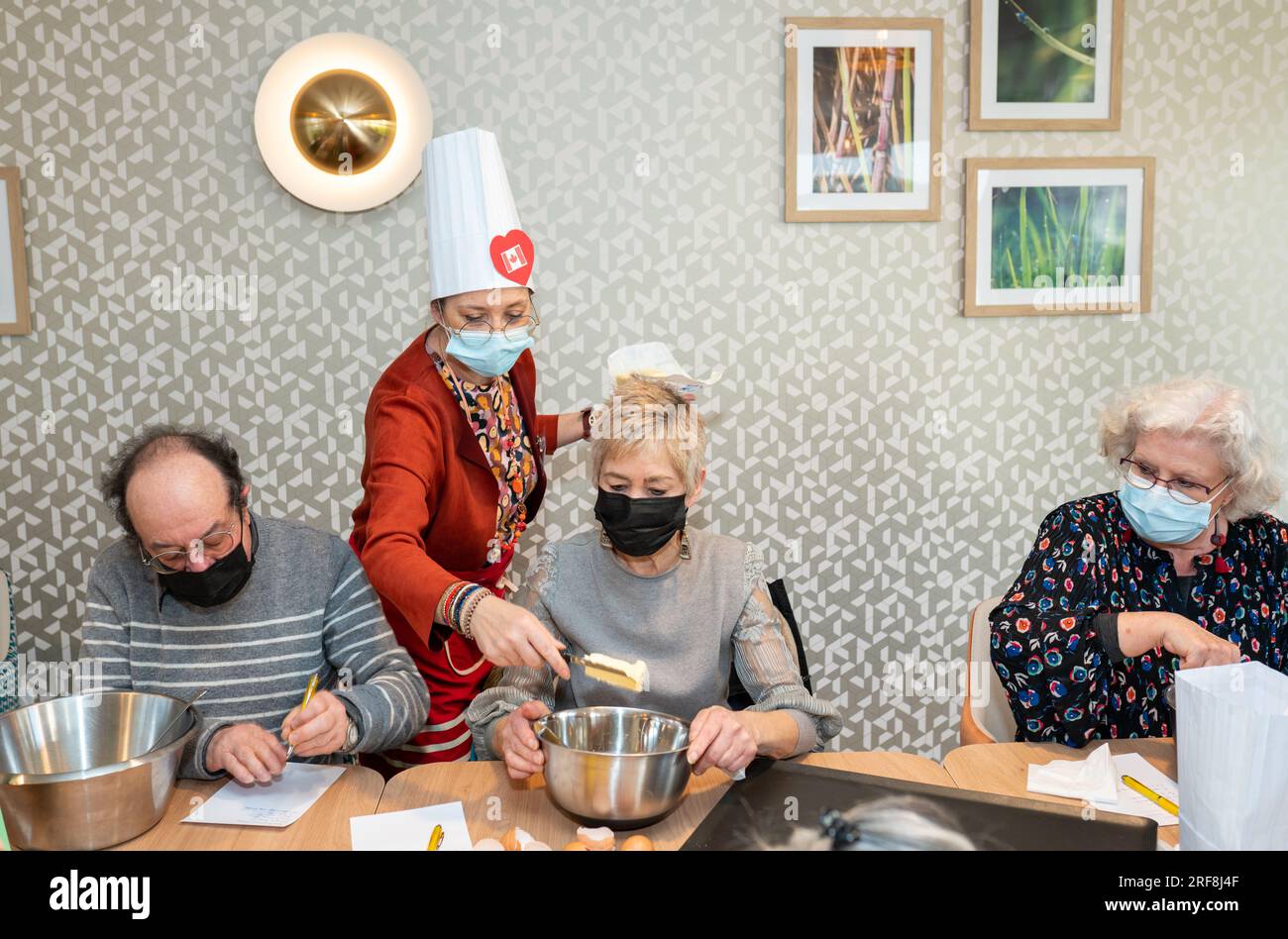 Workshop culinario in un residence di alto livello, animazione, preparazione e degustazione di biscotti allo sciroppo d'acero. Foto Stock