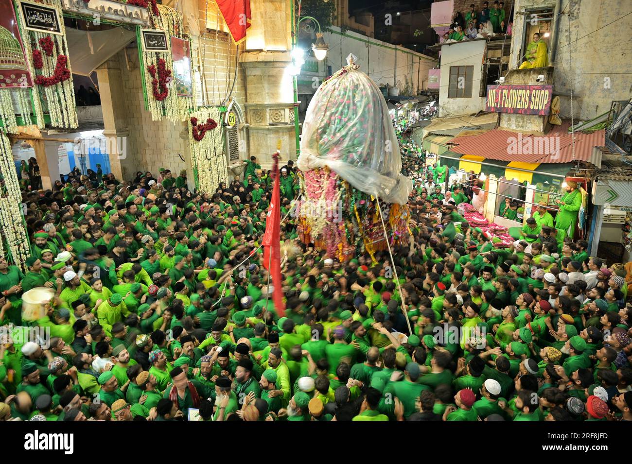 Ajmer, India. 27 luglio 2023. (7/27/2023) processione di Tazia durante il mese santo di Muharram davanti a dargah Ajmer. (Foto di Shaukat Ahmed/Pacific Press/Sipa USA) credito: SIPA USA/Alamy Live News Foto Stock