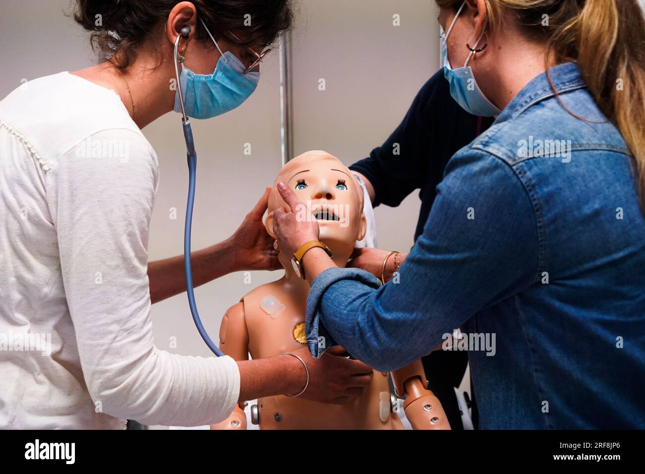 I medici generici sono addestrati alle procedure di emergenza pediatrica. Un medico svolge il ruolo della madre durante l'intervento. Foto Stock