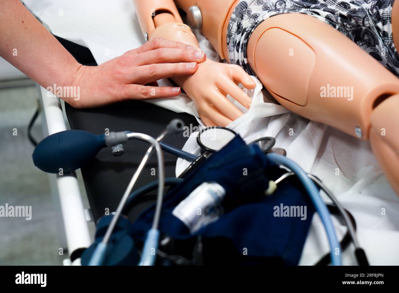 I medici generici sono addestrati alle procedure di emergenza pediatrica. Un medico svolge il ruolo della madre durante l'intervento. Foto Stock