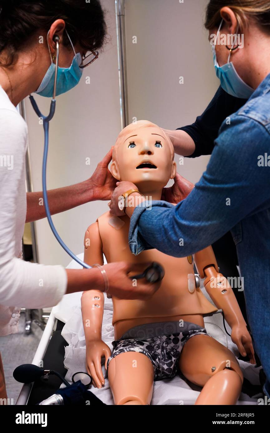 I medici generici sono addestrati alle procedure di emergenza pediatrica. Un medico svolge il ruolo della madre durante l'intervento. Foto Stock