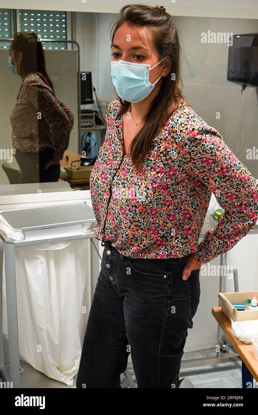 I medici generici sono addestrati nelle procedure di emergenza pediatrica. Foto Stock