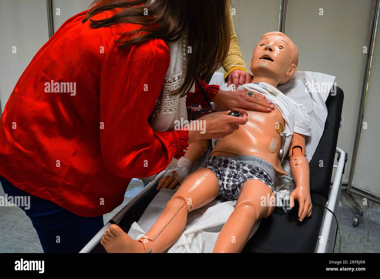 I medici generici sono addestrati alle procedure di emergenza pediatrica. Un bambino soffre di gravi difficoltà respiratorie. Foto Stock