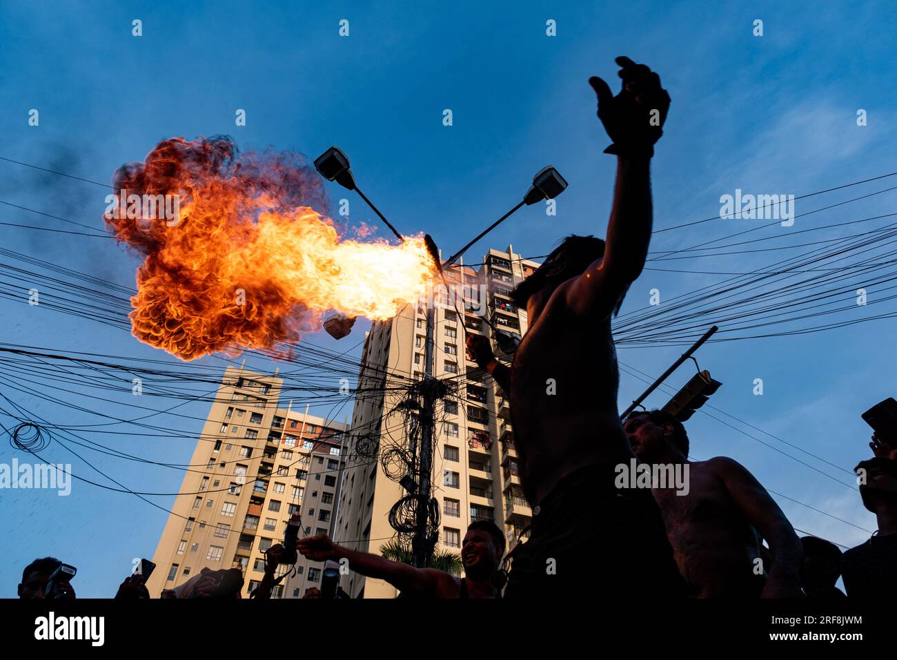 Kolkata, India. 29 luglio 2023. (7/29/2023) Ashura di Muharram con parata di lutto, tradizionale gioco autolesionista ha avuto luogo in diverse parti della Calcutta. (Foto di Swattik Jana/Pacific Press/Sipa USA) credito: SIPA USA/Alamy Live News Foto Stock
