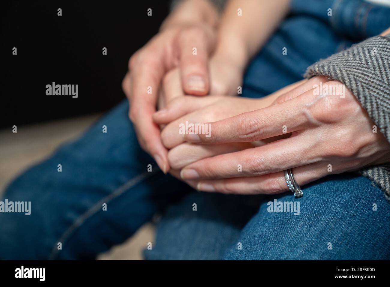 Vaccinazione di 5-11 anni. Bambino seduto in braccio a sua madre in attesa di essere vaccinato. Foto Stock