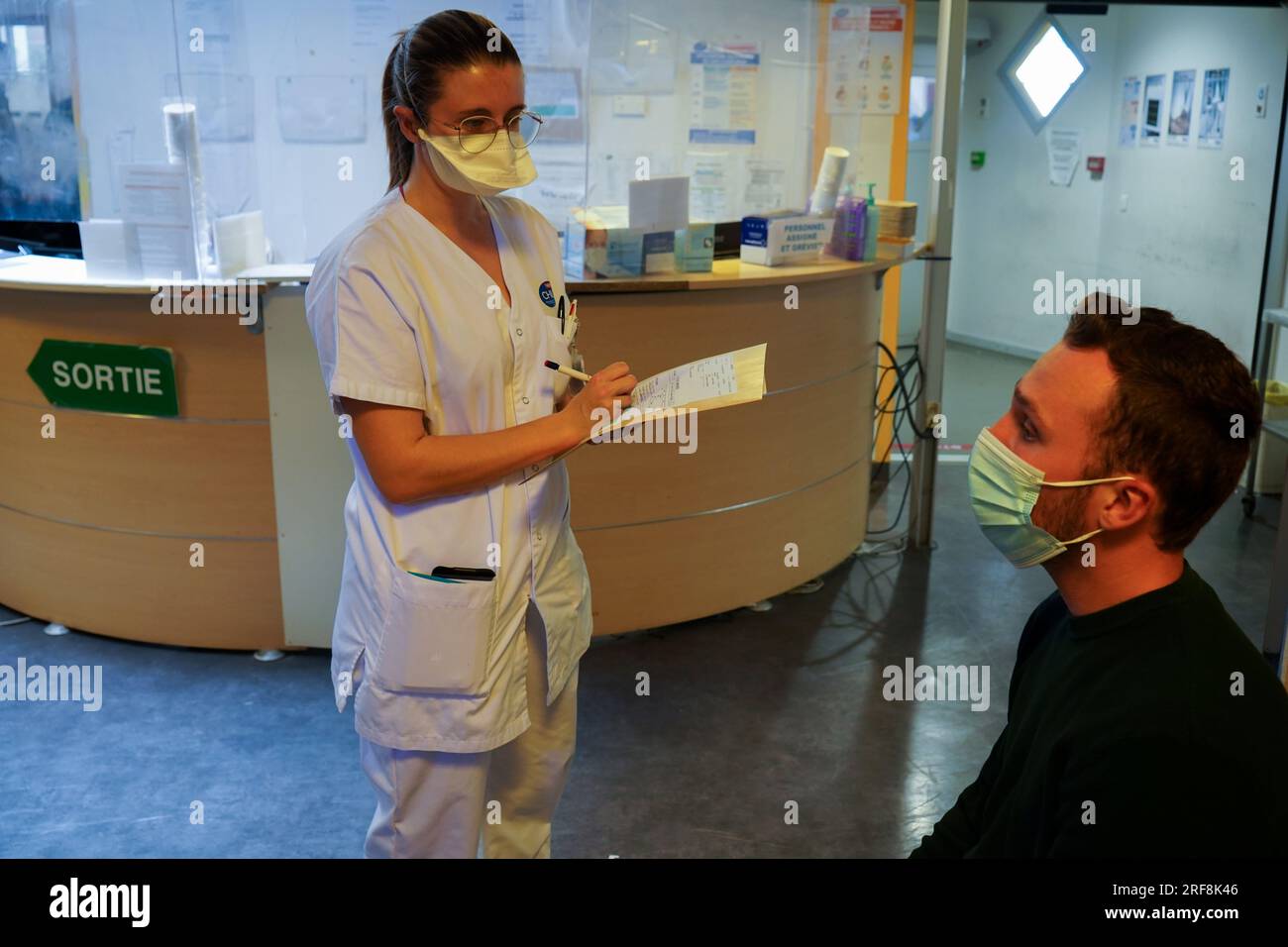 Paziente nel pronto soccorso di un ospedale universitario. Questo giovane pensa di essere stato drogato senza la sua conoscenza in un bar. Foto Stock