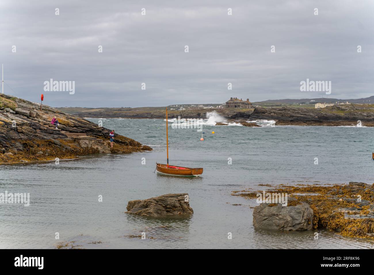 Baia di Trearddur, Galles, mare, barche e paesaggio di pesca Foto Stock