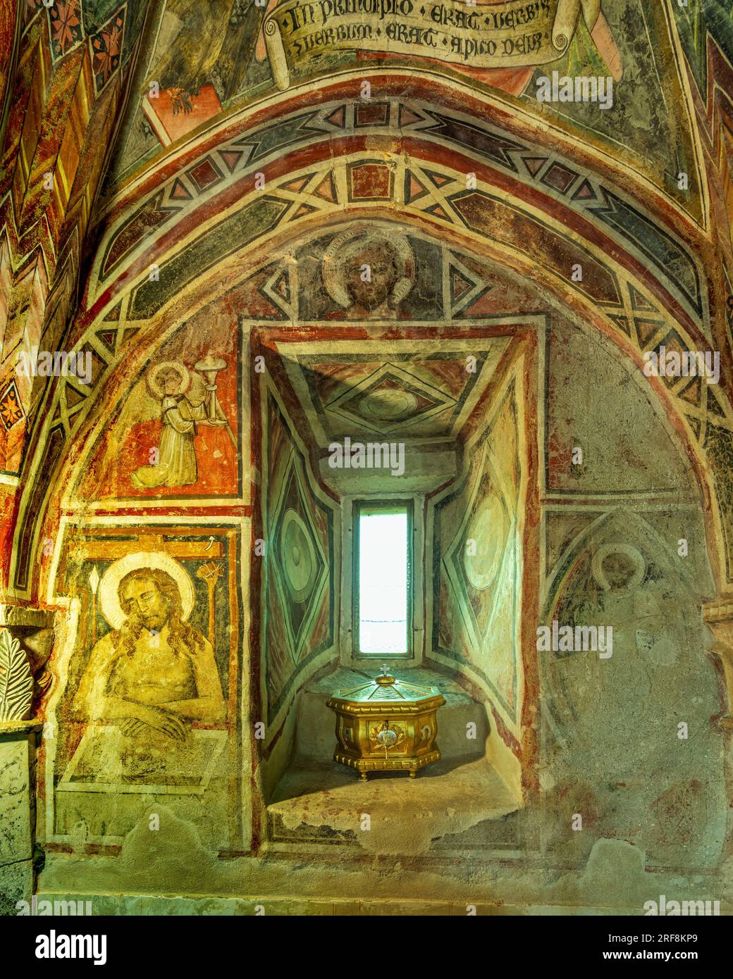 Chiesa medievale dedicata all'Arcangelo Michele, un santo longobardo Foto Stock