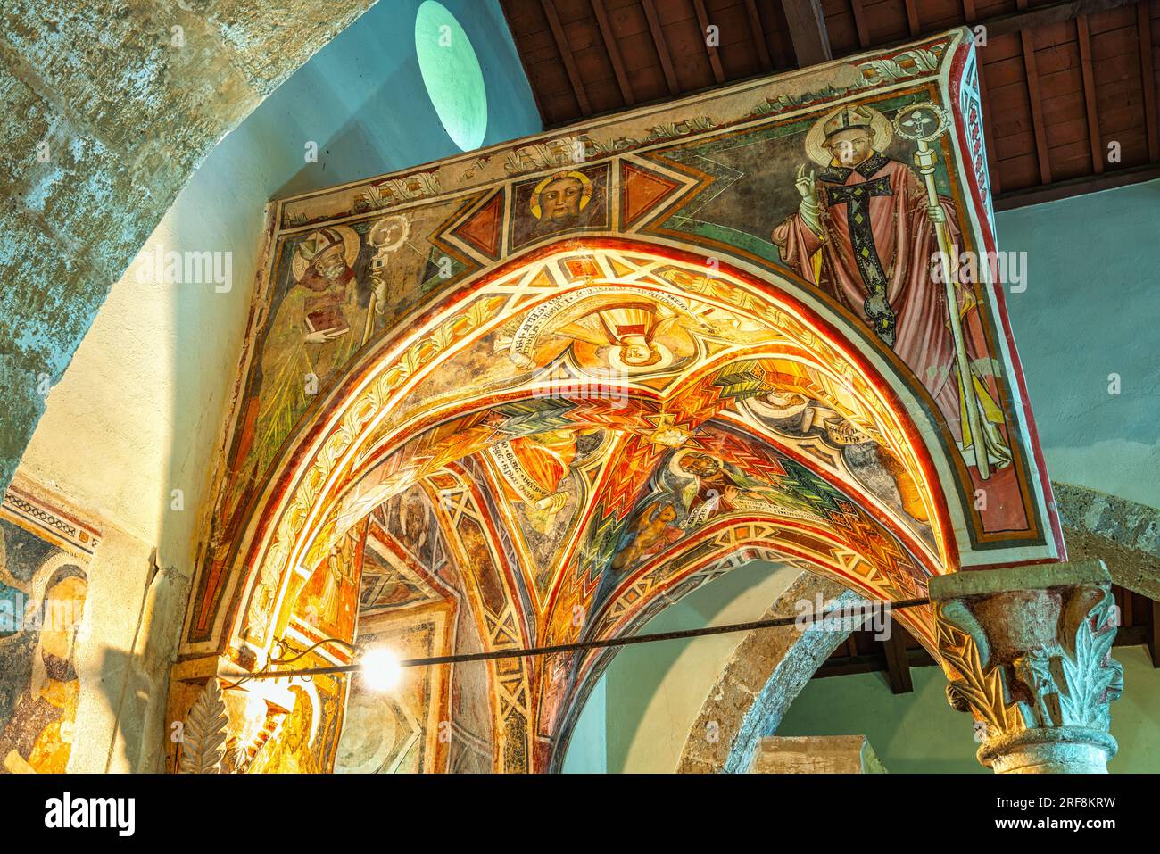 Chiesa medievale dedicata all'Arcangelo Michele, un santo longobardo Foto Stock