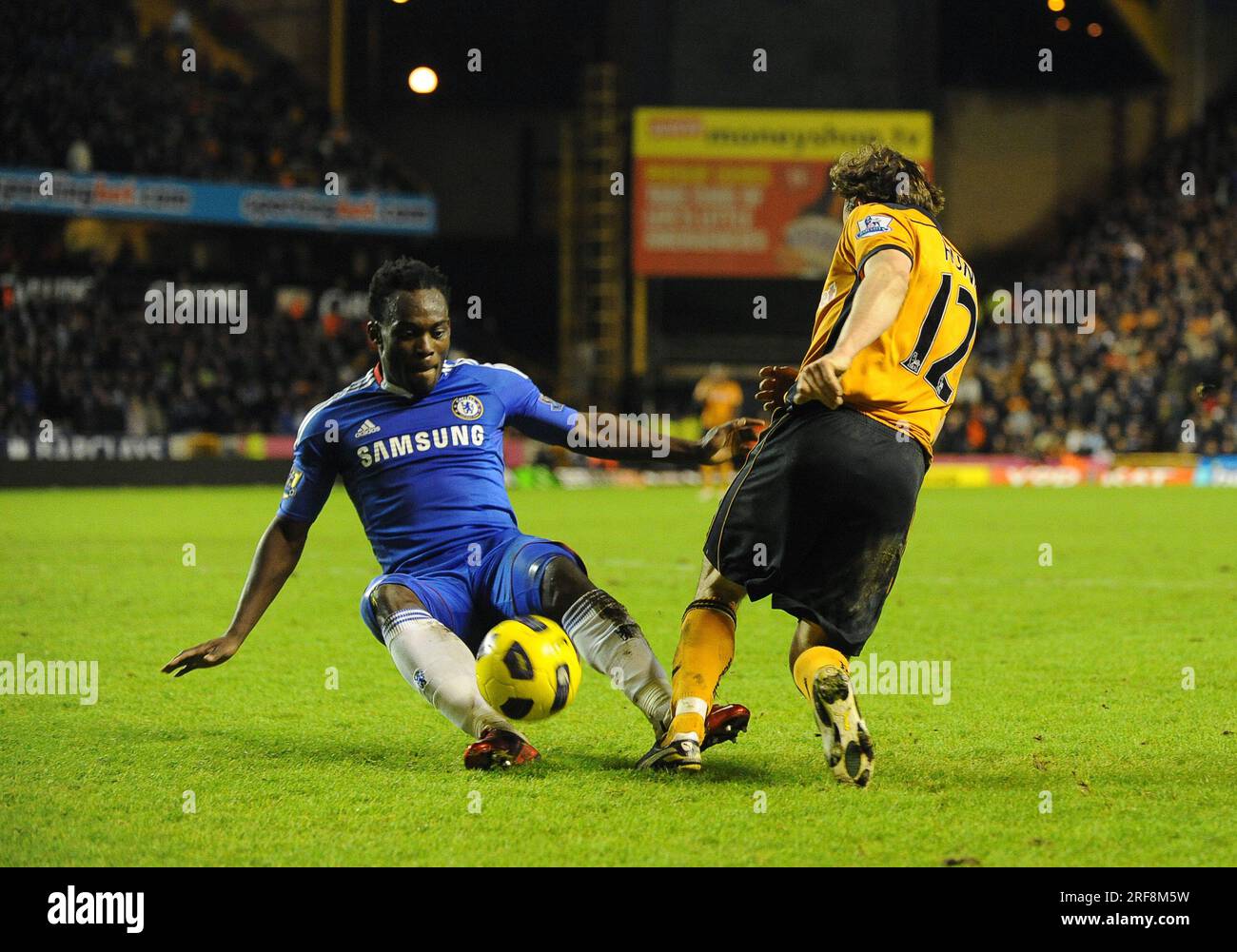 Michael Essien del Chelsea e Stephen Hunt del Wolverhampton Wanderers Barclays Premier League - Wolverhampton Wanderers / Chelsea 05/01/2011 Foto Stock