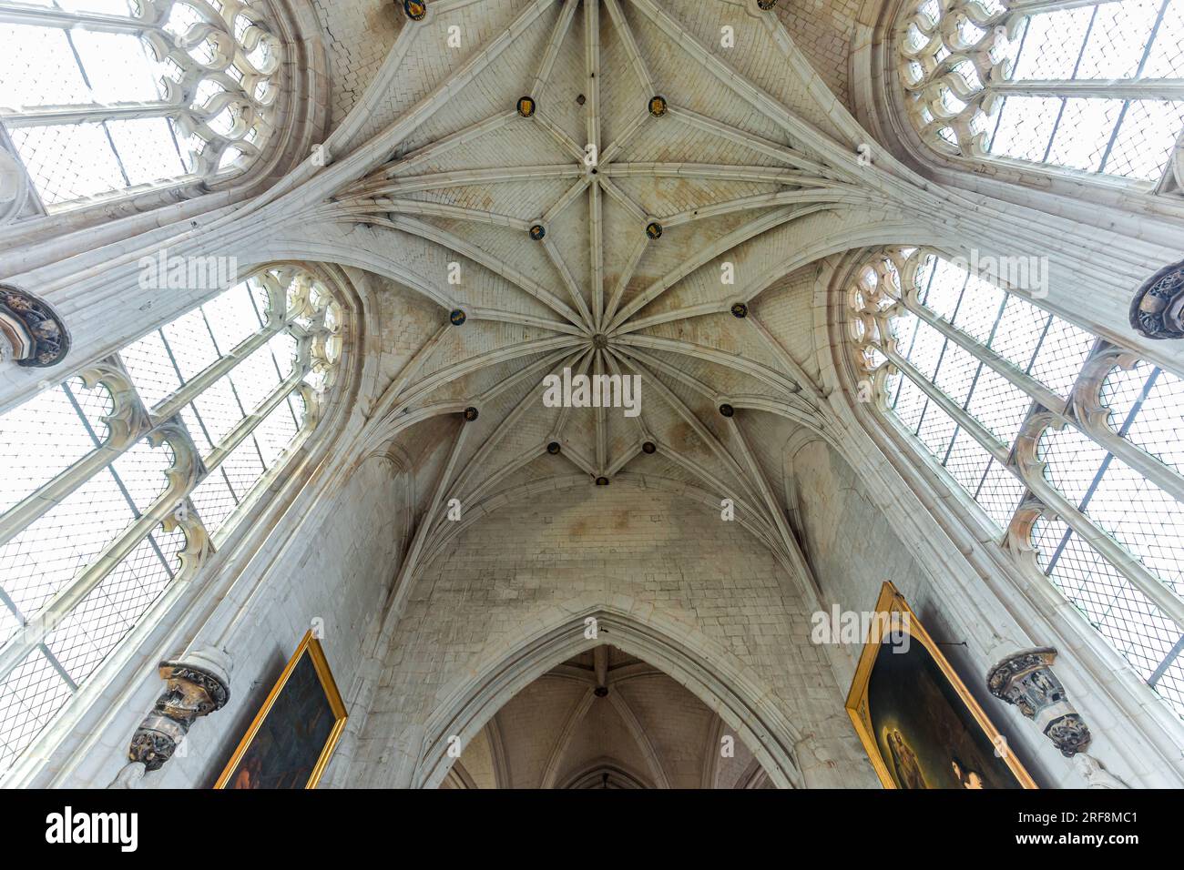 SAINT RIQUIER, SOMME, FRANCIA, 17 GIUGNO 2022: Interni e decorazioni architettoniche della chiesa abbaziale di Saint Riquier Foto Stock