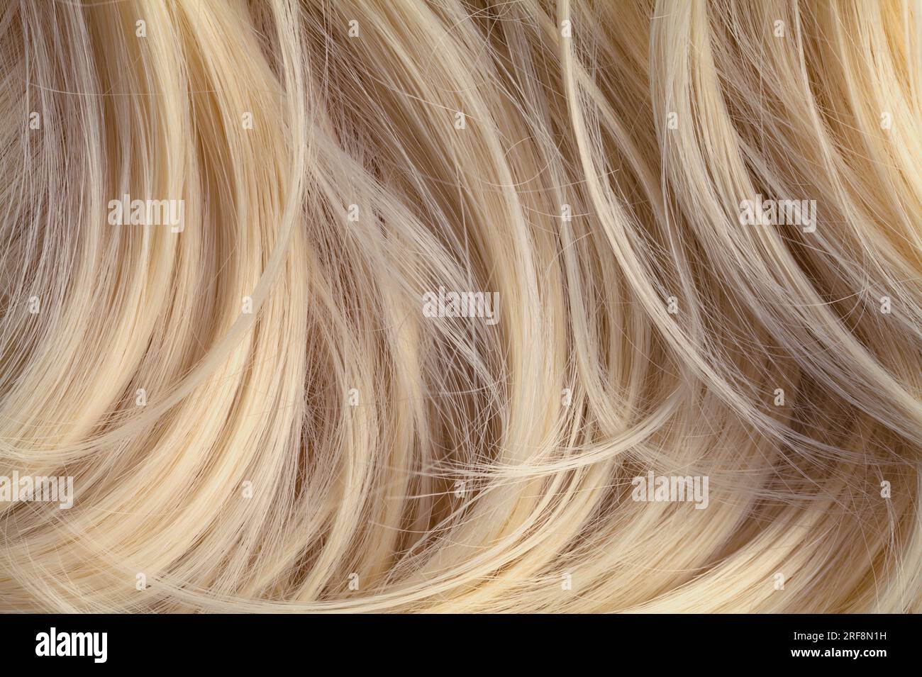 Primo piano sulla texture dei capelli biondi chiari. Foto Stock