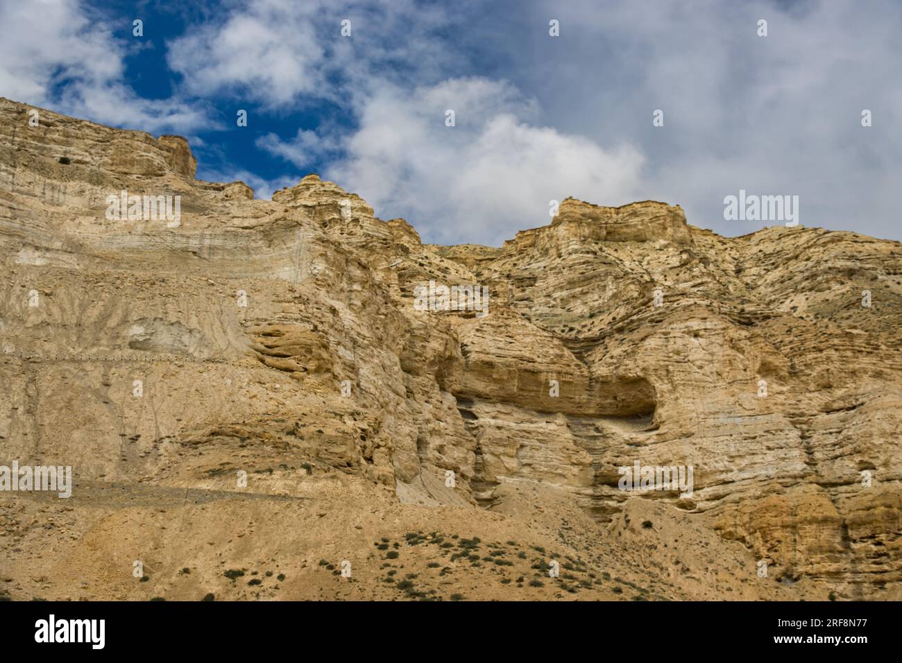 Paesaggio mozzafiato del deserto nuvoloso dell'Upper Mustang catturato dal villaggio di Chele in Himalaya Nepal Foto Stock