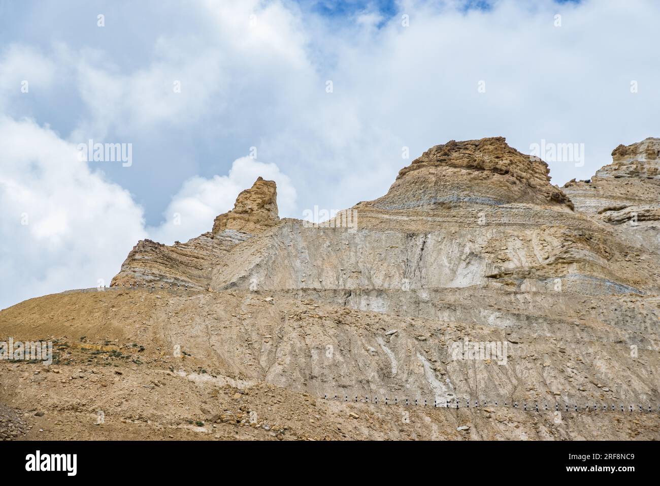 Paesaggio mozzafiato del deserto nuvoloso dell'Upper Mustang catturato dal villaggio di Chele in Himalaya Nepal Foto Stock