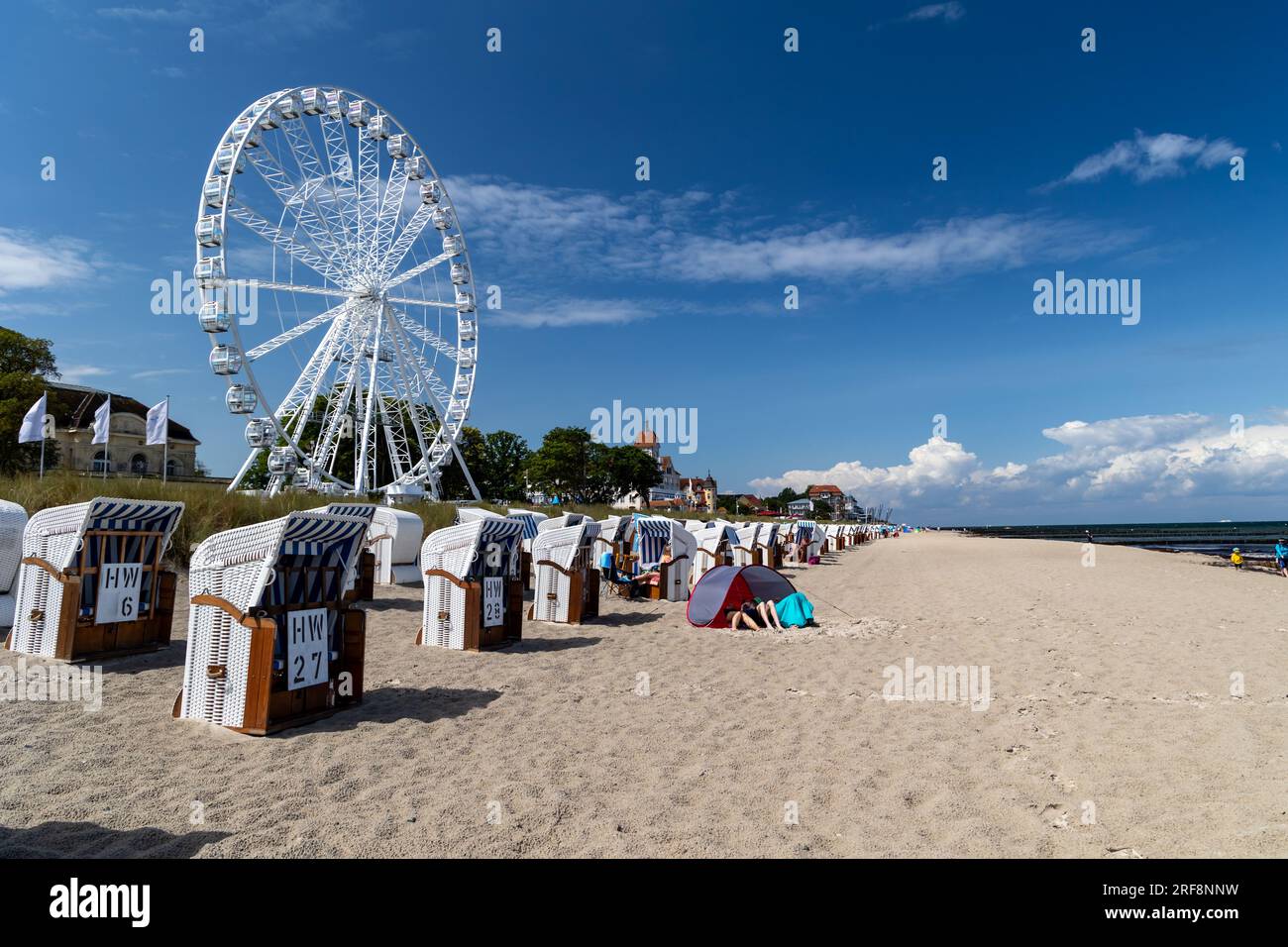 Spiaggia del Mar Baltico vicino a Kuehlungsborn con grande ruota panoramica Foto Stock