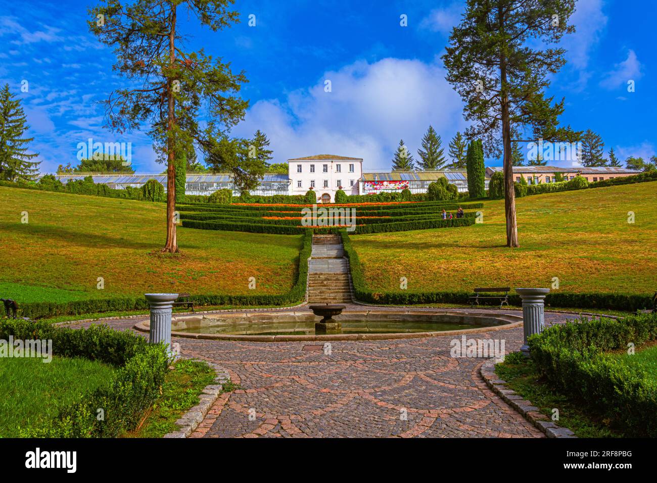 Uman. Il parco Sofievsky di mattina. Sullo sfondo del cielo blu. Foto Stock