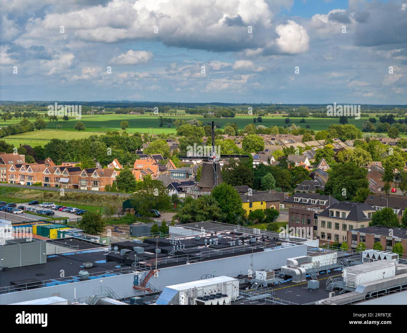 Foto aerea con drone del vecchio mulino a vento olandese nella città di nome Olst a Overijssel, nei Paesi Bassi. Foto Stock