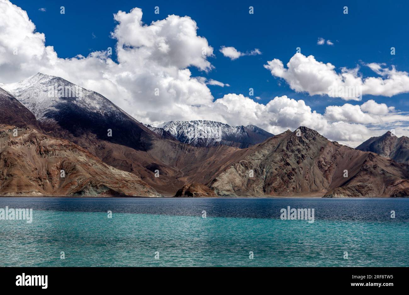 Lago Pangong a Ladakh, India. Lago di colore verde smeraldo e blu ad alta quota. Foto Stock