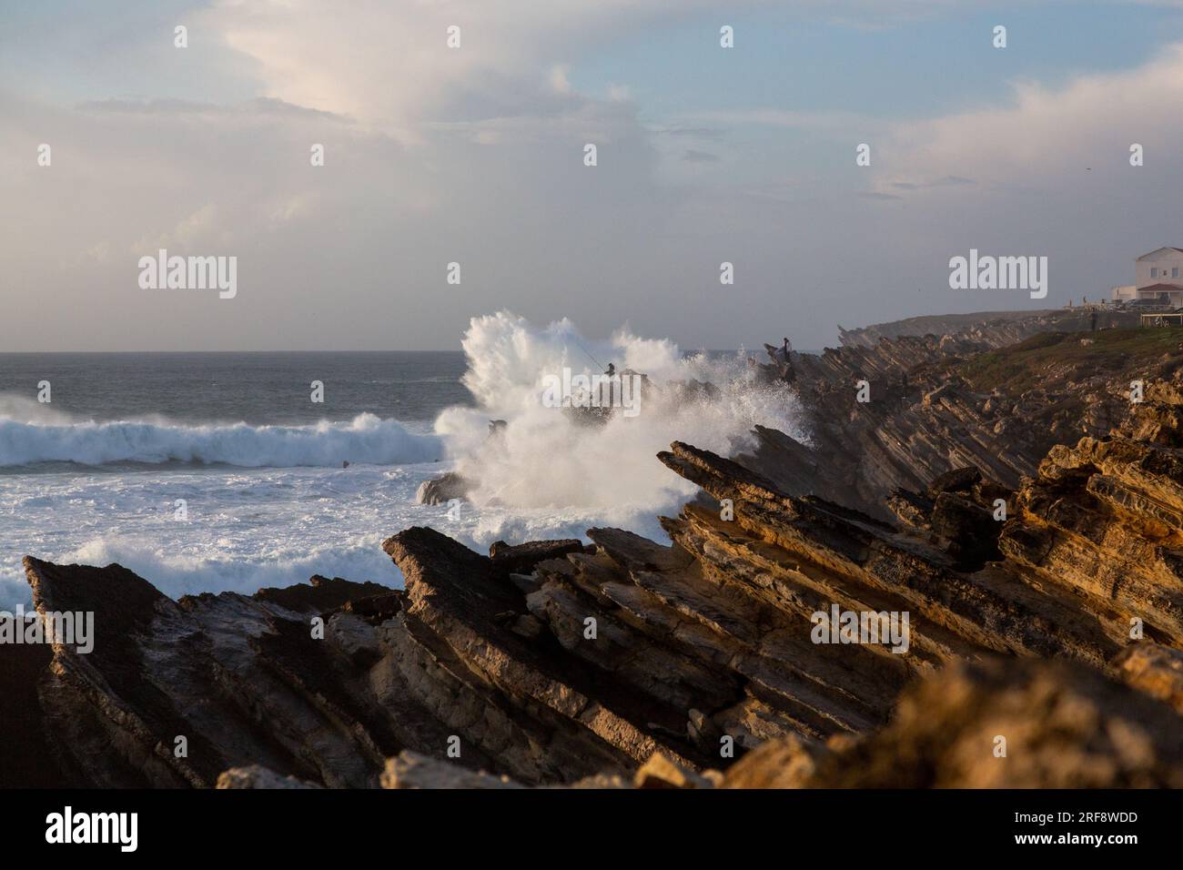 angler pesca su rocce, schiuma di mare, carta da parati Portogallo Foto Stock