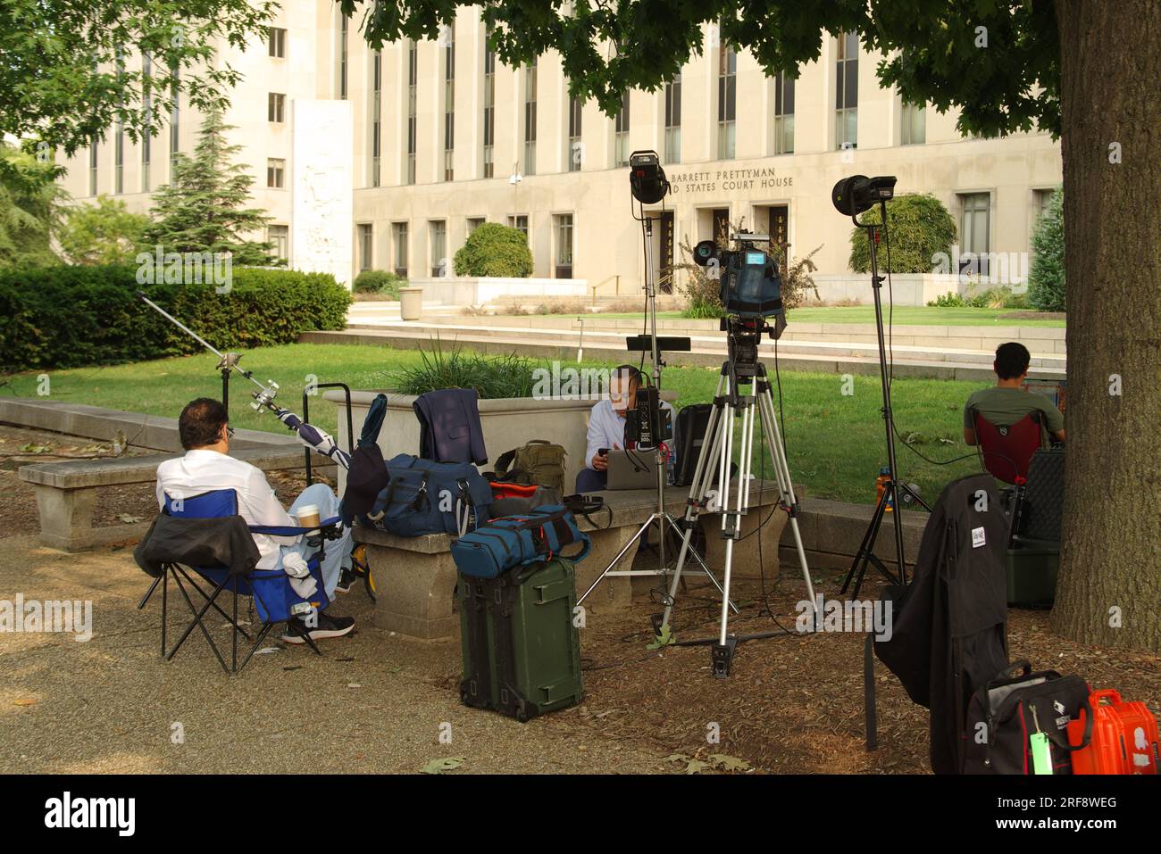 Washington, DC, USA. 1 agosto 2023. I membri dei media attendono fuori dalla Corte di giustizia degli Stati Uniti E. Barrett Prettyman per le notizie sull'imminente accusa dell'ex presidente Donald Trump da parte di un Grand jury. Credito: Philip Yabut/Alamy Live News Foto Stock