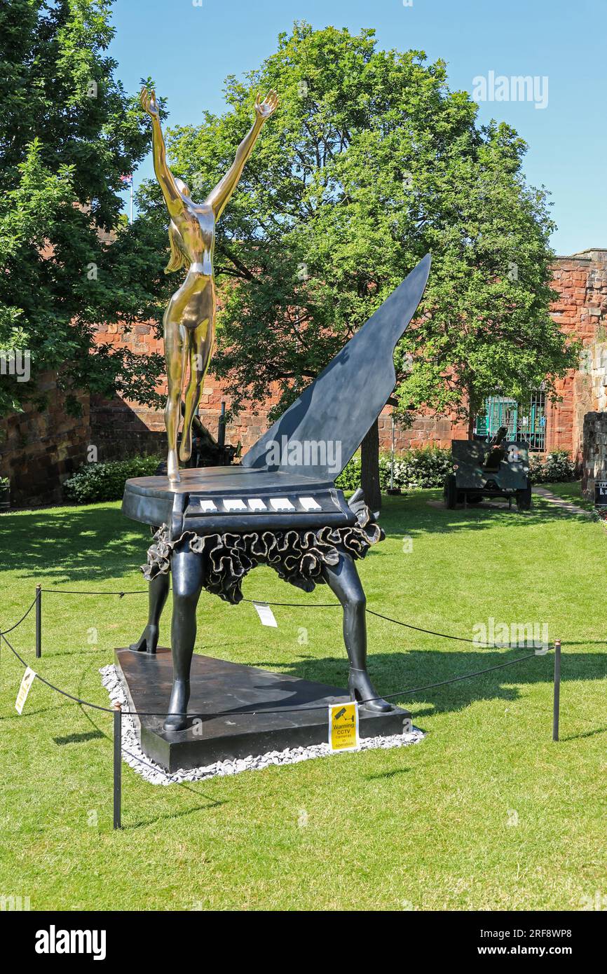 Una scultura di Salvador Dali chiamata "piano surrealista" all'esterno dell'ingresso del castello di Shrewsbury, Shrewsbury, Shropshire, Inghilterra, Regno Unito Foto Stock