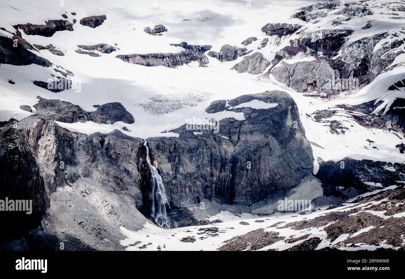 Ghiacciaio e cascata estiva sul monte Rainier Foto Stock