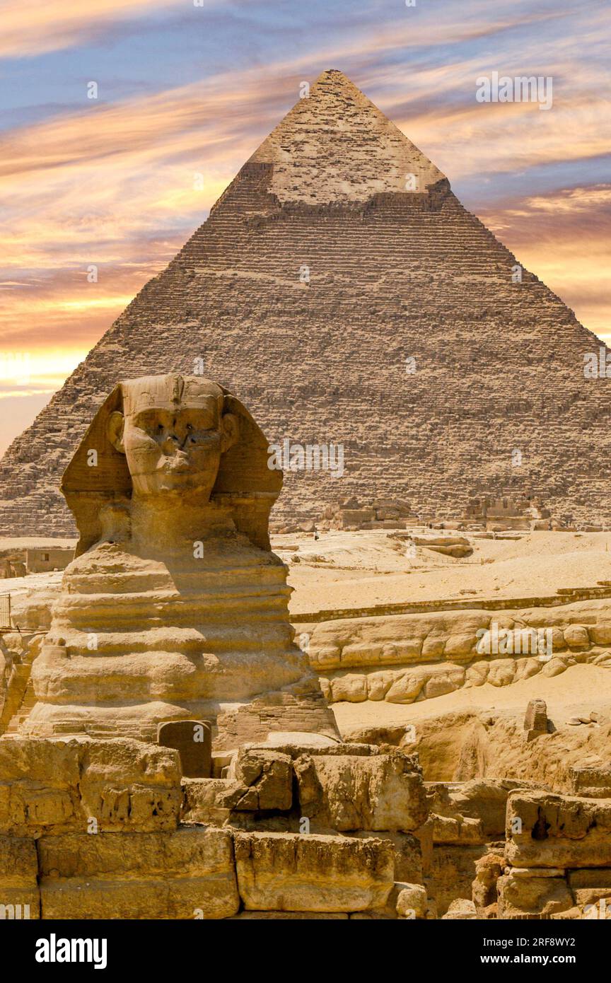 Due famosi monumenti egiziani, la Sfinge e le Piramidi, sono spesso visti insieme nelle fotografie. Foto Stock